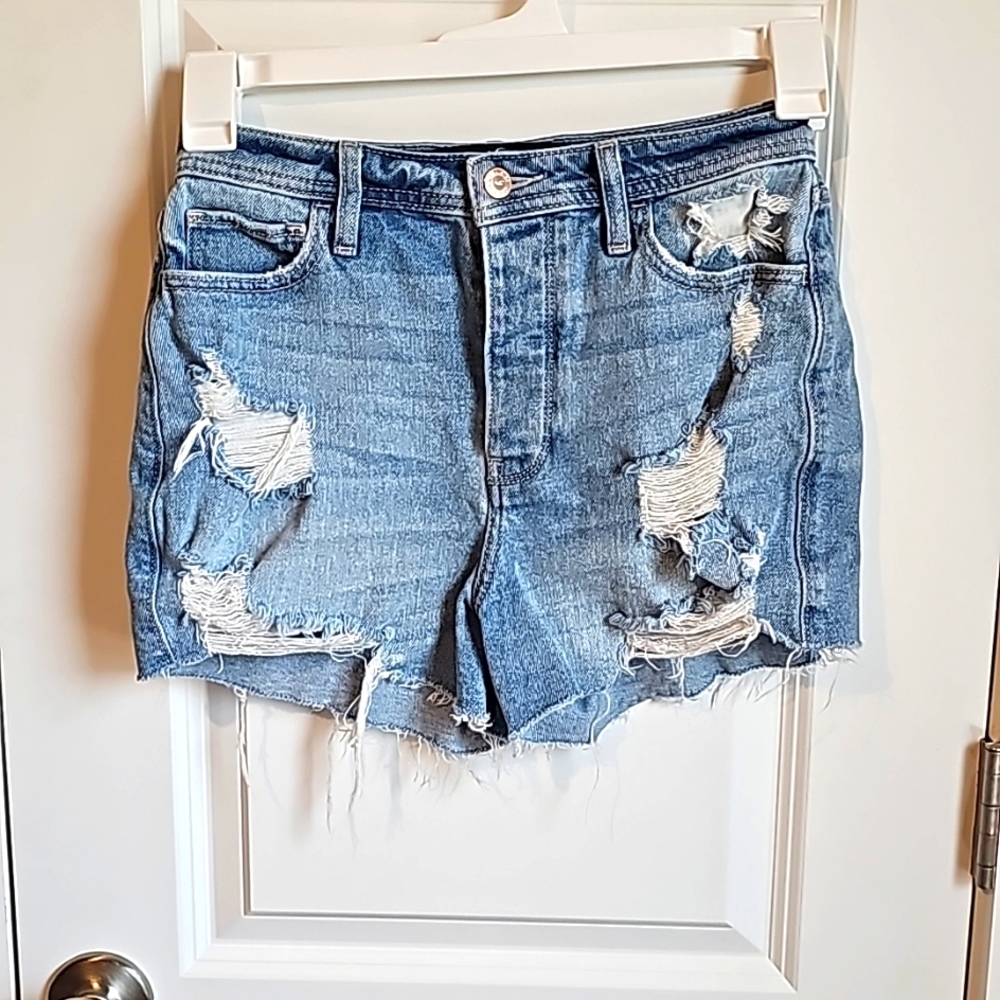 Hollister Cutt-Off Ultra High-Rise Mom Jean Shorts in Size 25 waist or 1 EUC